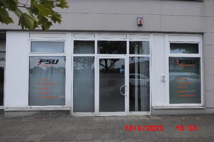 Sofort frei. Büro/Ladenlokal mit grosser Fensterfront in auffallender Lage